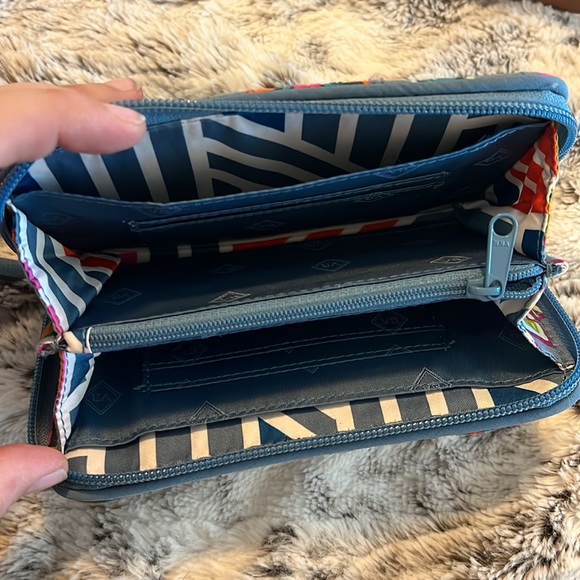 NEW Vera Bradley RFID Wristlet - Picture 2 of 3